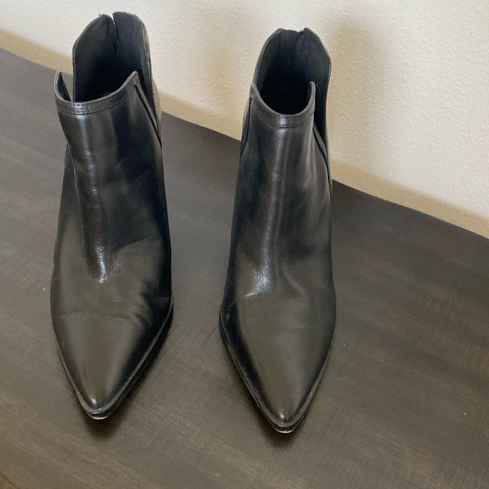 Womens Vince Camuto ankle boots size 8. Excellent condition.